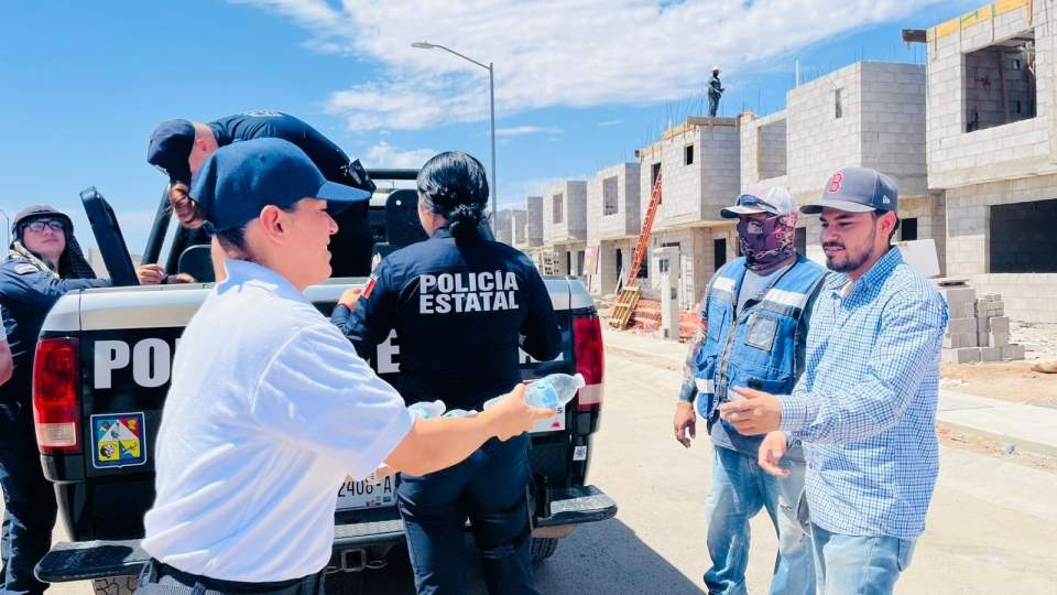 Policías Estatales del Gobierno de Sonora entregan agua embotellada a trabajadores de la construcción